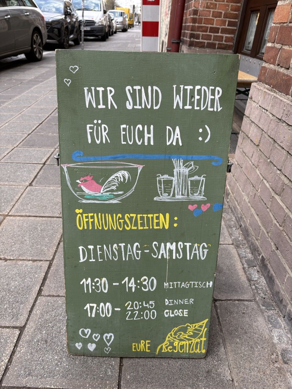 Das Regenzeit-Kreidetafel-Schild: Öffnungszeiten und handgezeichnete Suppe