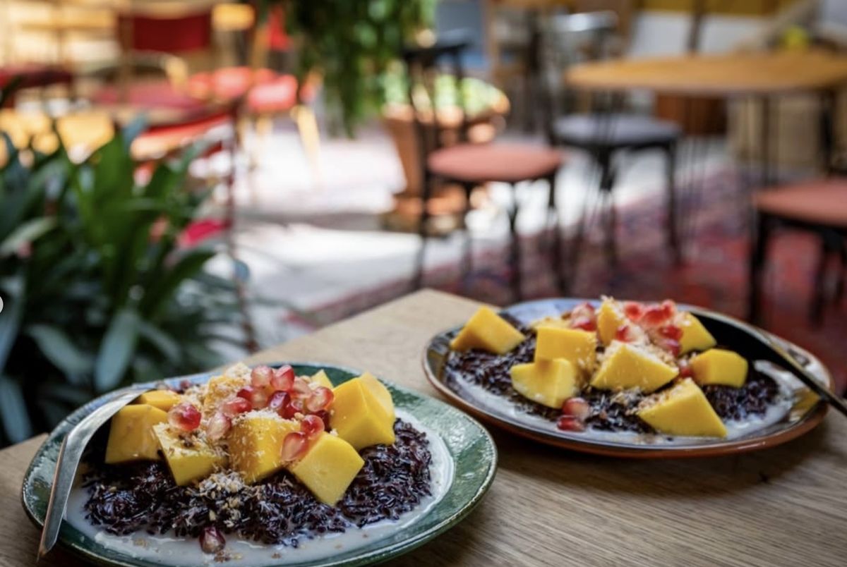 Klebreis mit Mango und Granatapfel — das Thai-Dessert der Regenzeit