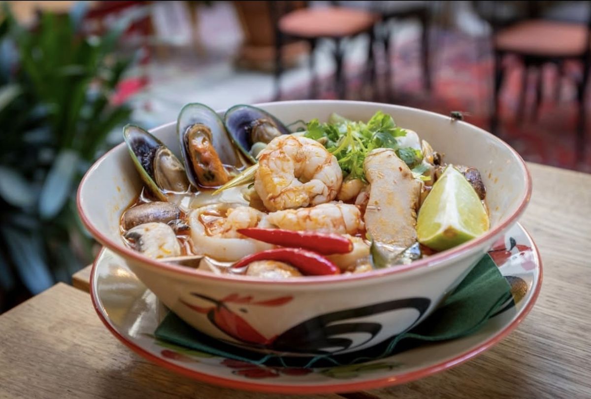 Tom Yam — Garnelen, Muscheln und Kräuter in aromatischer Brühe
