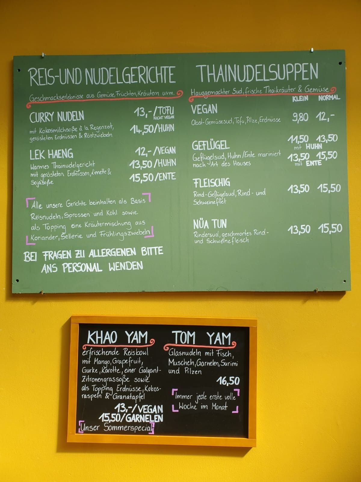 Die handgeschriebene Kreidetafel der Regenzeit mit aktuellen Gerichten und Preisen